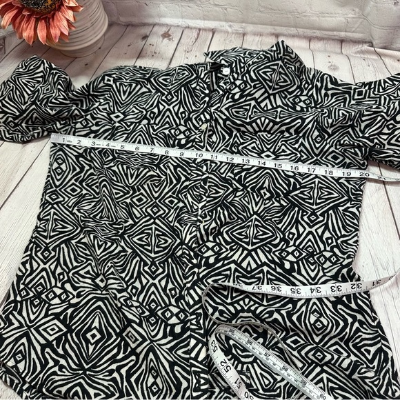 chico's black white geometric tribal print top 100% cotton sz 1 (med 8) - Picture 5 of 9